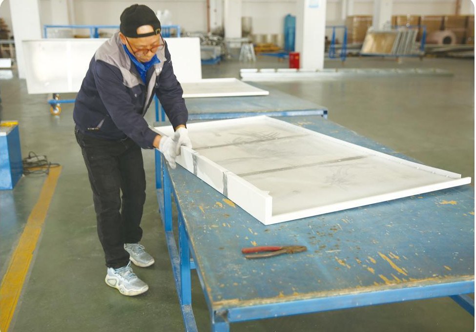 Gia công tấm trang trí trong xưởng
