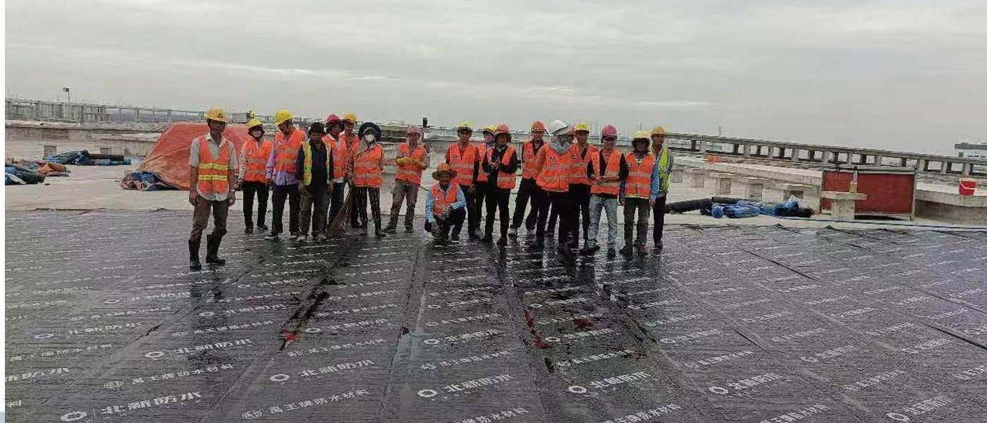 Đội thi công chống thấm mái dự án BOE